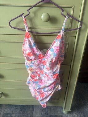 Cupshe Pastel Floral V-Neck One-Piece Swimsuit
